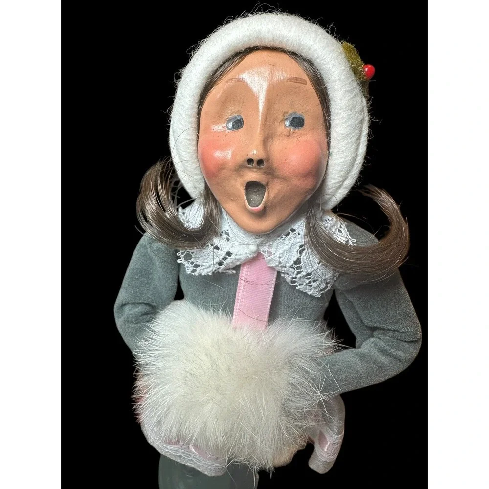 Byers Choice Caroler 1992 Girl Brunette Hair Fur Muff Limited Ed 94/120‎ 9.75